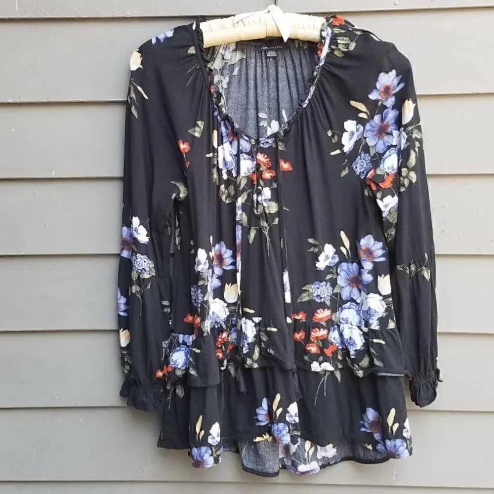 American Eagle Black Floral Peasant Top size Small